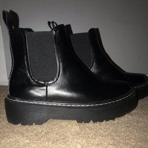 CHELSEA BOOTS